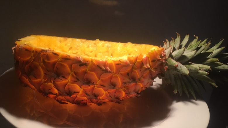凤梨、菠萝咕噜肉,灯光下凤梨像不像一件艺术品。说着说着好像跑题了,接下来说正事哈。