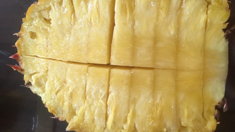 凤梨、菠萝咕噜肉,再横向每个1厘米宽度的间距划开,如图。注意控制好刀度,别捅破哦。