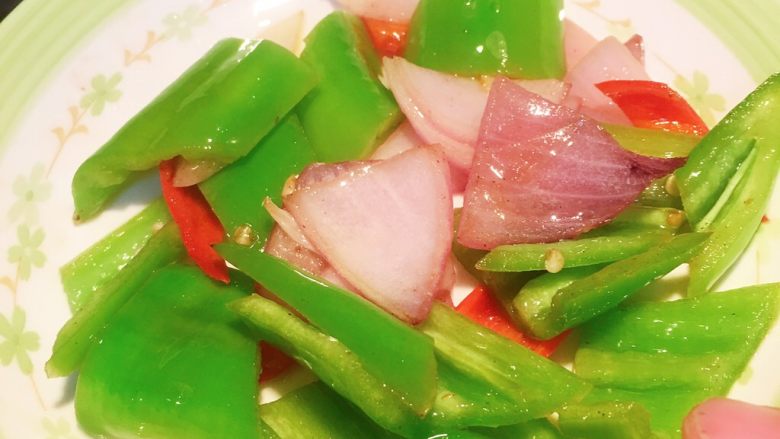 凤梨、菠萝咕噜肉,盛出,装盘备用。