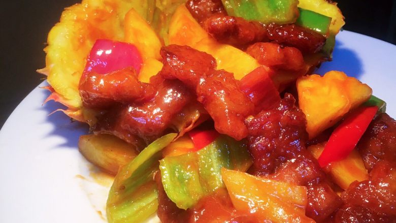 凤梨、菠萝咕噜肉,像这样没有汤汁留在盘底,而肉又均匀裹满酱汁才是一道合格的凤梨咕噜肉。