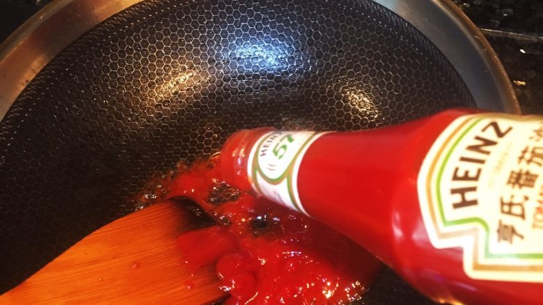 凤梨、菠萝咕噜肉,锅里加少许油加热,倒入大约3瓷勺的番茄沙司,炒匀。