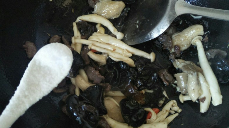 菌菇抄牛肉,加入适量的盐,<a style='color:red;display:inline-block;' href='/shicai/ 692'>酱油</a>抄到牛肉熟即可。