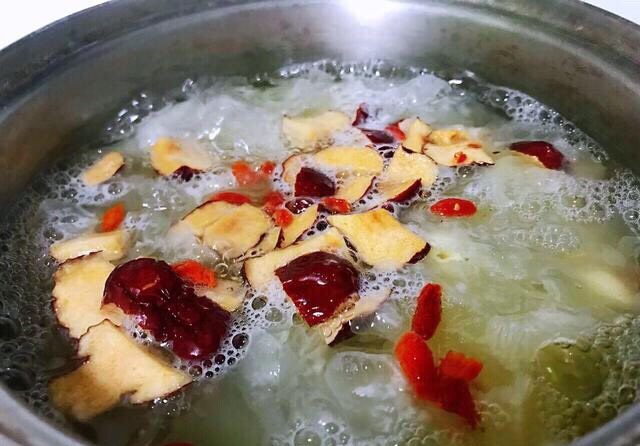 银耳莲子羹,煮1个小时后,加入去核切好的红枣和枸杞,这样就不需要加冰糖等糖类成分来调味了,红枣和枸杞自然的清甜道就够了,避免给身体增加不必要的热量,本来目的是瘦身美容的,加了糖结果是长期喝越来越胖就适得其反了。