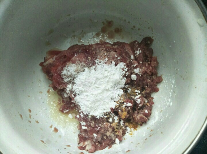 菌菇抄牛肉,盐,淀粉,<a style='color:red;display:inline-block;' href='/shicai/ 718'>料酒</a>腌制二小时。