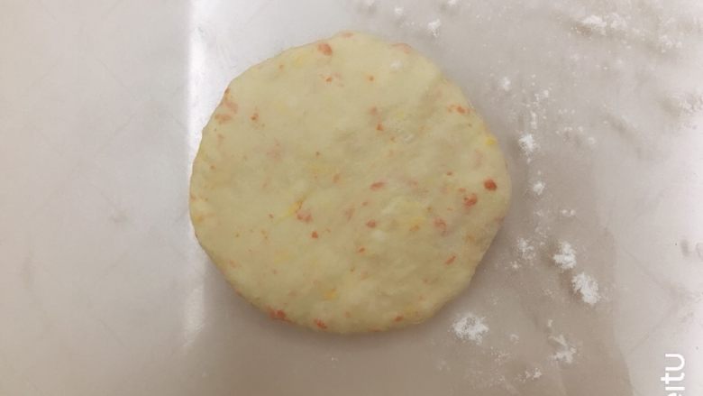 胡萝卜橙香蜂蜜面包,取一个面团表面沾点粉,拍扁,排掉大部分气体,尤其不能有大气泡