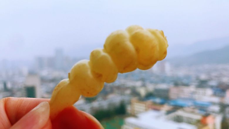 腌制地环,地环放在淡盐水中浸泡一个小时后,清洗干净,得用牙刷 一个个细心地轻轻刷,每个地方都得刷到,尤其是一些缝隙中会有泥巴在里面,直到干净为至,沥干水,保持无水。