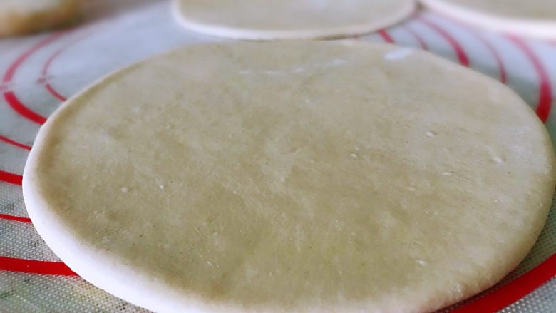 韭菜盒子,擀成圆形面饼,面饼不要太厚,三下五除二全部擀完,放一边,包的时候方便。