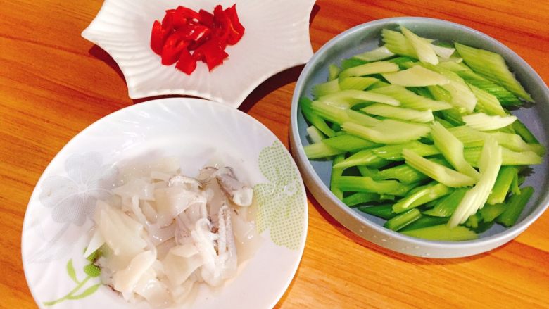 西芹炒鱿鱼+春天的味道,<a style='color:red;display:inline-block;' href='/shicai/ 345'>鱿鱼</a>,辣椒也切小备用