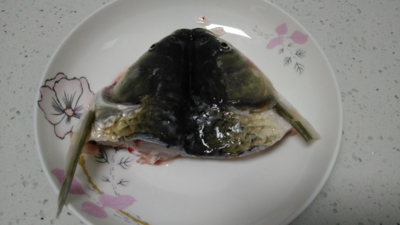 鱼头、豆腐炖韭菜,<a style='color:red;display:inline-block;' href='/shicai/ 336'>鱼头</a>洗净,从中间切开但不要切段。