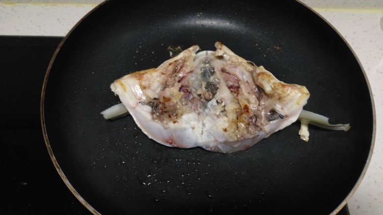鱼头、豆腐炖韭菜,煎至一面金黄,翻面。