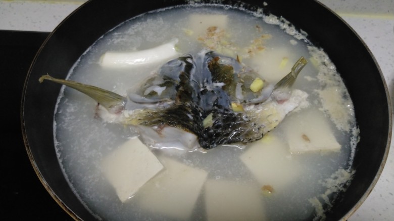 鱼头、豆腐炖韭菜,加入<a style='color:red;display:inline-block;' href='/shicai/ 465'>豆腐</a>和姜末。