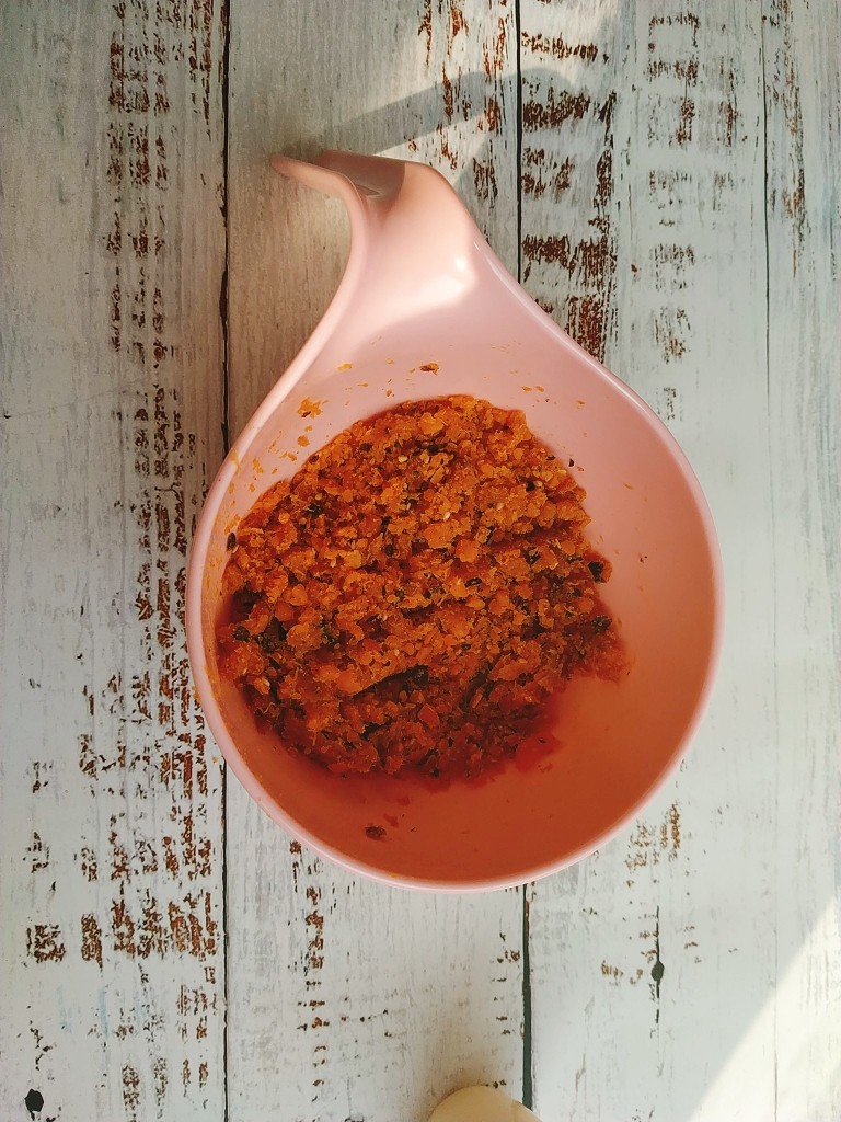 网红咸蛋黄肉松青团~咸蛋黄肉松馅&花生馅,用小号硅胶刮刀搅拌均匀备用;