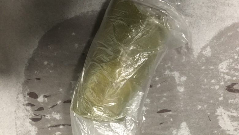 抹茶毛巾卷,卷好后用保鲜膜包好放入冰箱冷藏一小时。