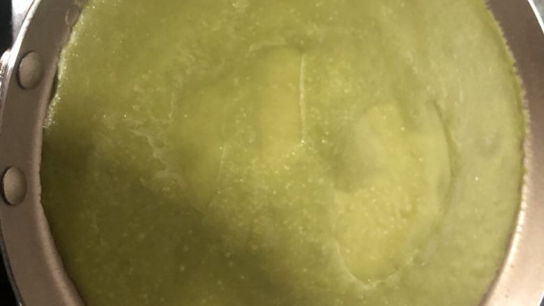 抹茶毛巾卷,不沾平底锅小火,舀一勺面糊,晃动锅子一圈,待面糊凝固表面起泡就关火。
