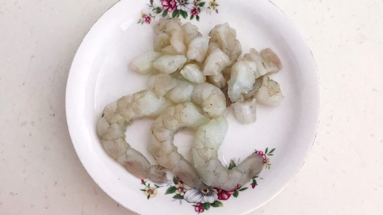 风味炒饭 辣白菜虾仁炒饭,留出3只整个的虾仁,把其它虾仁切成小丁