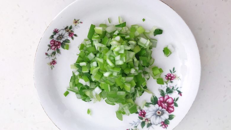 风味炒饭 辣白菜虾仁炒饭,把大葱切成小丁