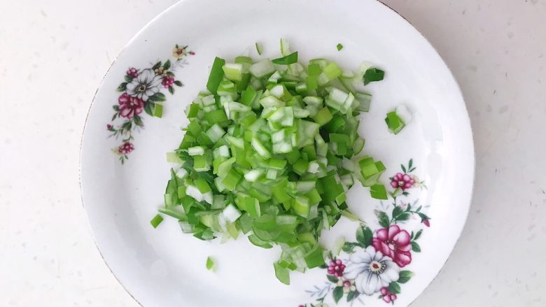 风味炒饭  辣白菜虾仁炒饭,把大葱切成小丁