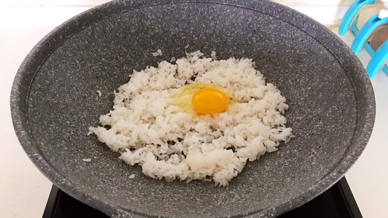 风味炒饭 辣白菜虾仁炒饭,翻炒均匀,打入1个鸡蛋