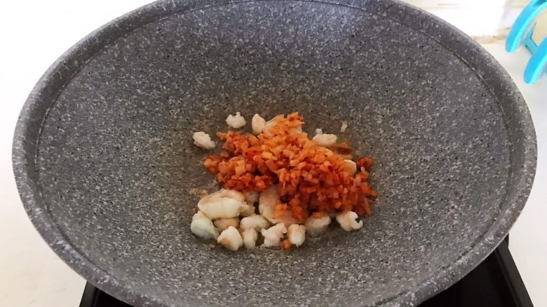 风味炒饭 辣白菜虾仁炒饭,加入辣白菜