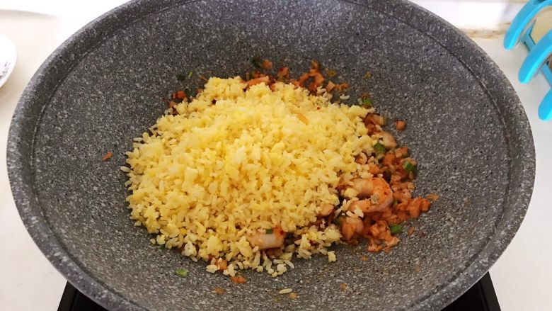 风味炒饭 辣白菜虾仁炒饭,加入炒好的米饭