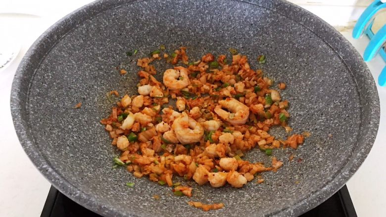 风味炒饭 辣白菜虾仁炒饭,翻炒均匀