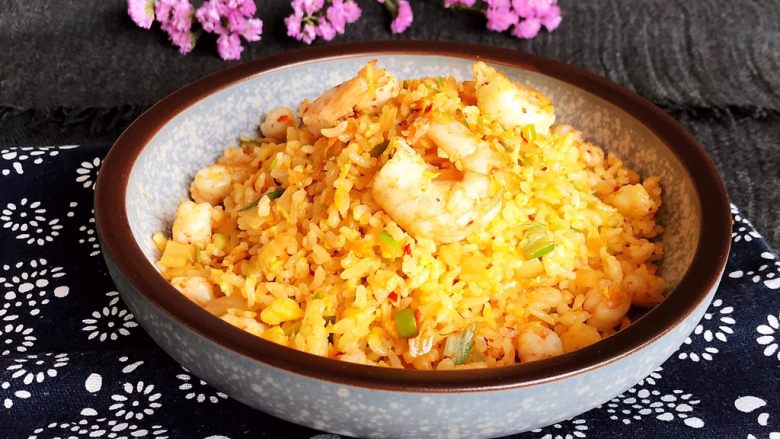 风味炒饭 辣白菜虾仁炒饭,辣白菜虾仁炒饭出锅了