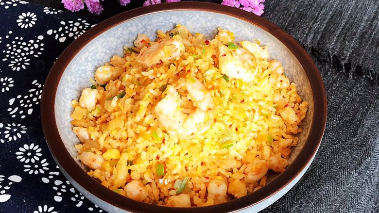 风味炒饭 辣白菜虾仁炒饭,辣白菜虾仁炒饭粒粒松散,微辣鲜香,蛋香浓郁,风味独特~
