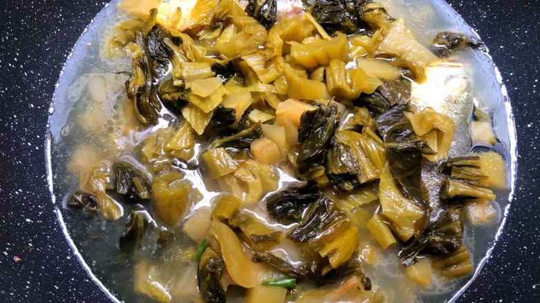 酸菜炖黄鱼,把酸菜铺在鱼上面,倒入适量水,水量和食材齐平,盖上盖子,大火把水煮开,转中火炖15分钟。