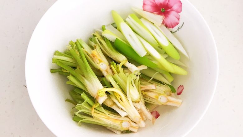 凉拌香菜根,把香菜根和大葱都放在碗里