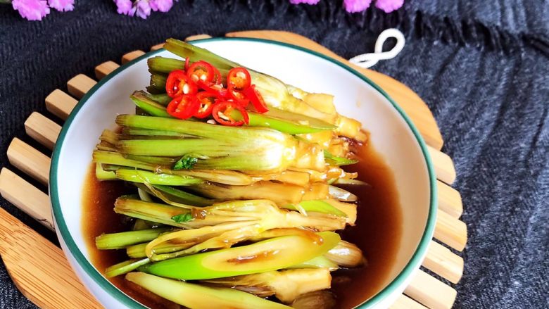 凉拌香菜根,凉拌香菜根清淡爽口,蛮有嚼劲儿的,是非常完美的粥伴侣~