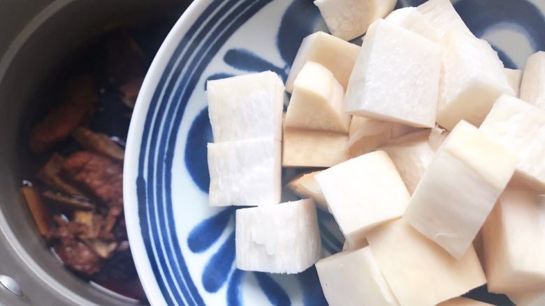 红烧土豆杏鲍菇排骨,20分钟后,加入杏鲍菇