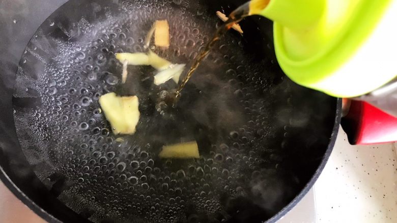 红烧土豆杏鲍菇排骨,锅内煮适量清水,水开后放入一半的姜片,并加入适量料酒
