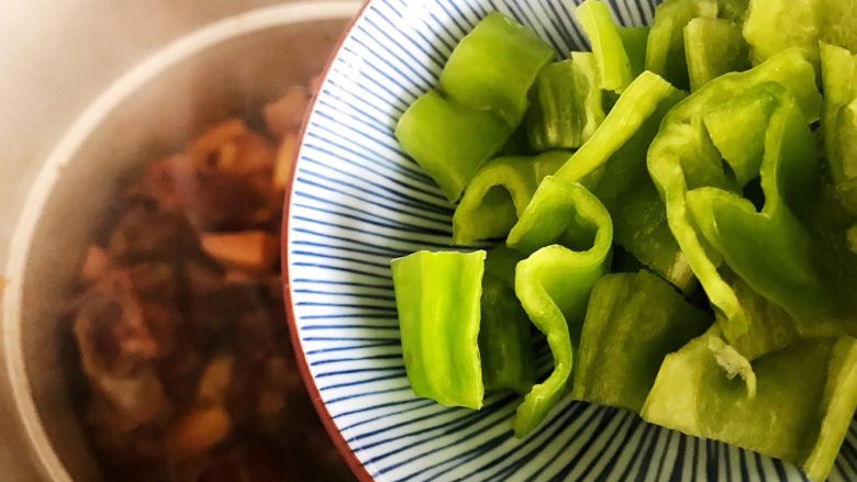 红烧土豆杏鲍菇排骨,7.8分钟之后,加入泡椒