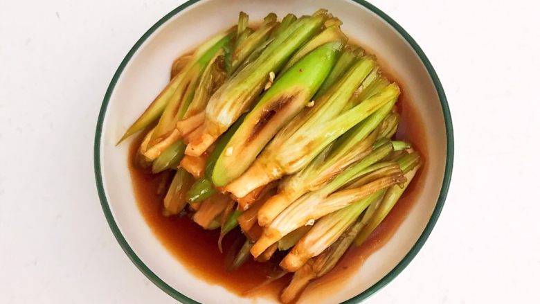 凉拌香菜根,把腌制好的香菜根和大葱段夹出来盘里