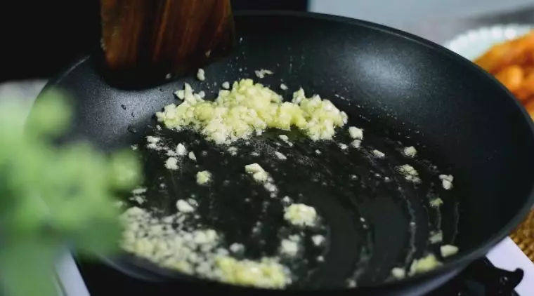 椒盐虾怎样做才好吃?外脆里嫩,色香味俱全才是精髓,另有油锅,爆香姜蒜末