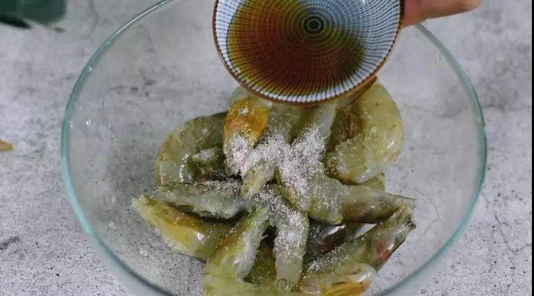 椒盐虾怎样做才好吃?外脆里嫩,色香味俱全才是精髓,清洗干净后,用盐、料酒腌制15分钟