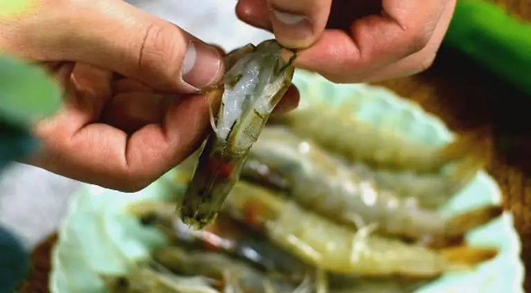 椒盐虾怎样做才好吃?外脆里嫩,色香味俱全才是精髓,将虾剪去虾须、虾脚、虾头,再开背取出虾线