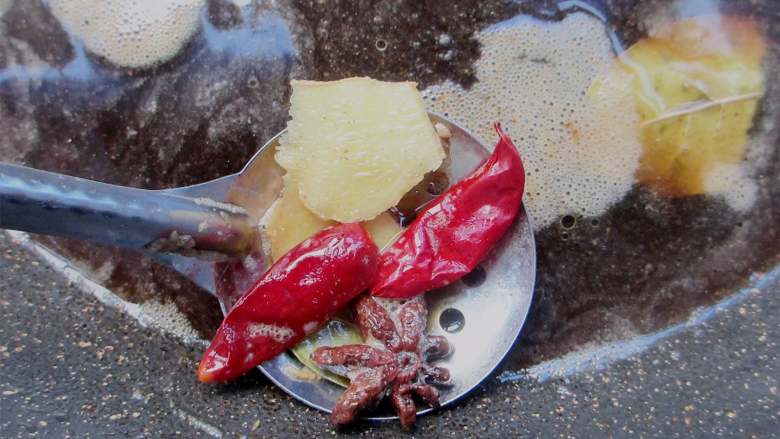 卤鸭腿,大火煮开,捞出香料扔掉