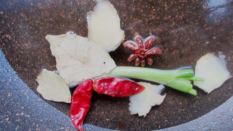 卤鸭腿,锅中加入900ml水,加入少许<a style='color:red;display:inline-block;' href='/shicai/ 3742'>香料</a>
