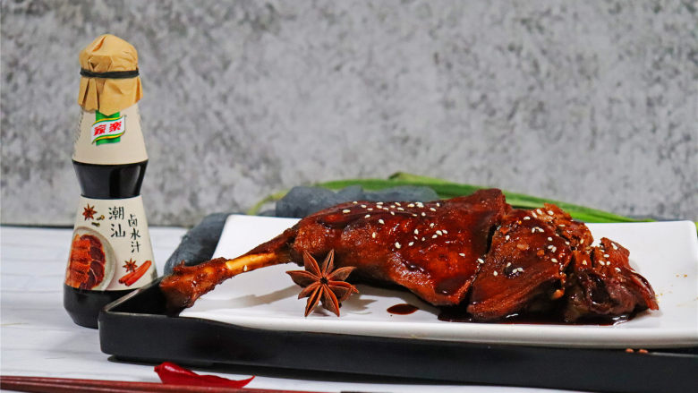 卤鸭腿,口感鲜甜肥嫩,老幼皆宜。鸭肉还有清热解毒、滋阴降火、止血痢和滋补之功效