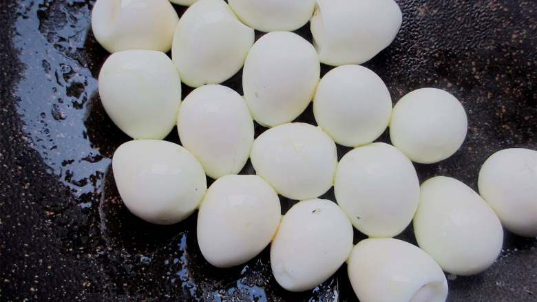 香卤鹌鹑蛋,锅热下油,放入鹌鹑蛋煎至金黄盛出(煎的时候要勤晃动锅体,使蛋皮受热均匀,煎的颜色更漂亮)
