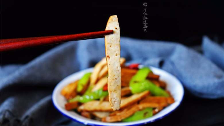 青椒炒豆干,很普通的青椒炒豆腐干,口感味道都出奇的好!香香的米饭杀手
