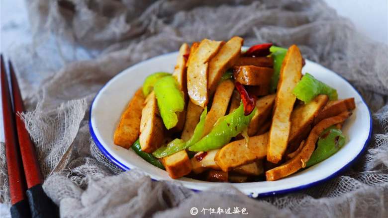 青椒炒豆干,豆干营养丰富,有大量蛋白质还含有钙、磷、铁等多种人体所需的矿物质。豆腐干既香又鲜,久吃不厌,被人称为“素火腿”。