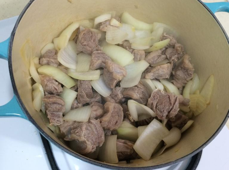 番茄炖牛肉,加一小匙油热锅,先将洋葱炒软后,加入牛肉炒香。