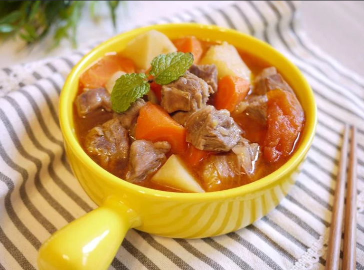 番茄炖牛肉,马铃薯在小火煮 20分钟之后再放,以免煮太烂。总共约炖煮50分钟,每个锅子特性不同,只要牛肉软烂入味即可。拌面配饭都很适合。