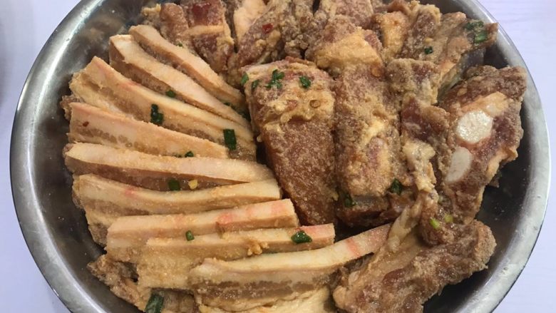 姨妈教的钟祥蒸肉,五花肉和排骨铺在上面,摆好