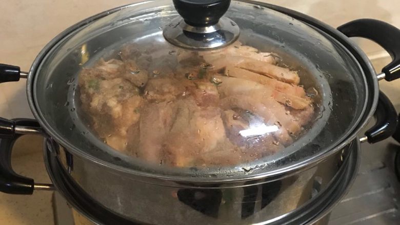 姨妈教的钟祥蒸肉,放入蒸锅,大火烧开10分钟,转最小的内圈火,咕嘟咕嘟1.5-2小时,把肉里头的油都炖出来!开吃!
