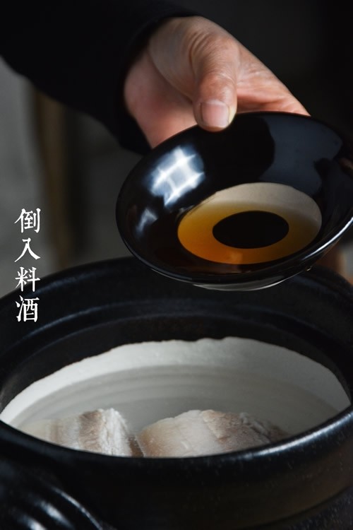 蒜泥白肉卷,焯完的水倒出,重新倒入冷水没过五花肉,下姜片、<a style='color:red;display:inline-block;' href='/shicai/ 718'>料酒</a>煮20分钟左右。