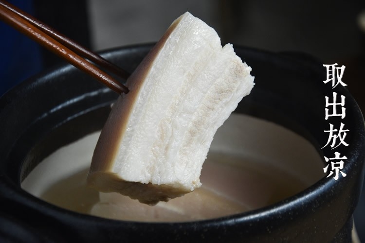 蒜泥白肉卷,直至用筷子可轻松插入肉最厚的地方,且无血水,取出放凉。