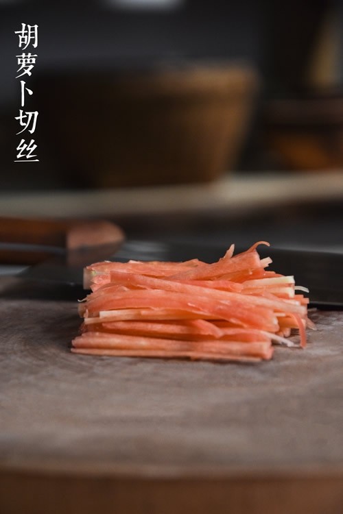 蒜泥白肉卷,<a style='color:red;display:inline-block;' href='/shicai/ 54'>黄瓜</a>、<a style='color:red;display:inline-block;' href='/shicai/ 25'>胡萝卜</a>切丝，<a style='color:red;display:inline-block;' href='/shicai/ 2794'>大蒜</a>切蒜泥，<a style='color:red;display:inline-block;' href='/shicai/ 157'>小葱</a>切葱花备用。